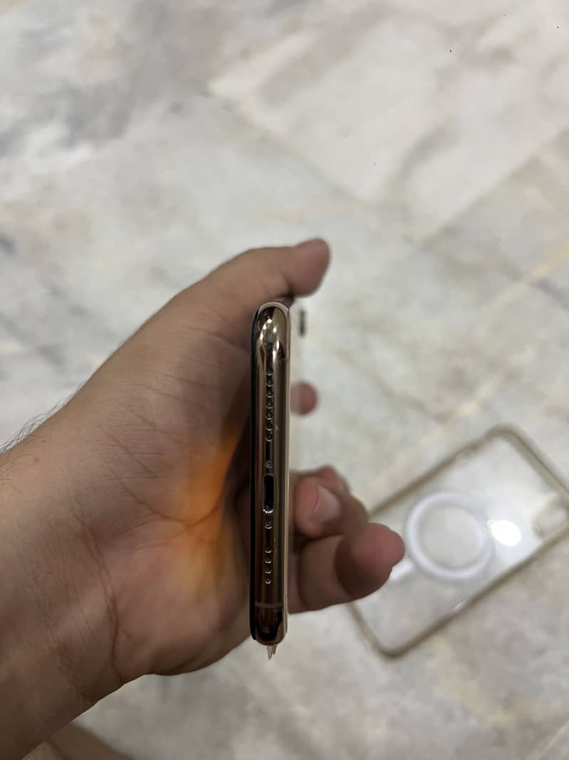 Apple iPhone XS Max 3