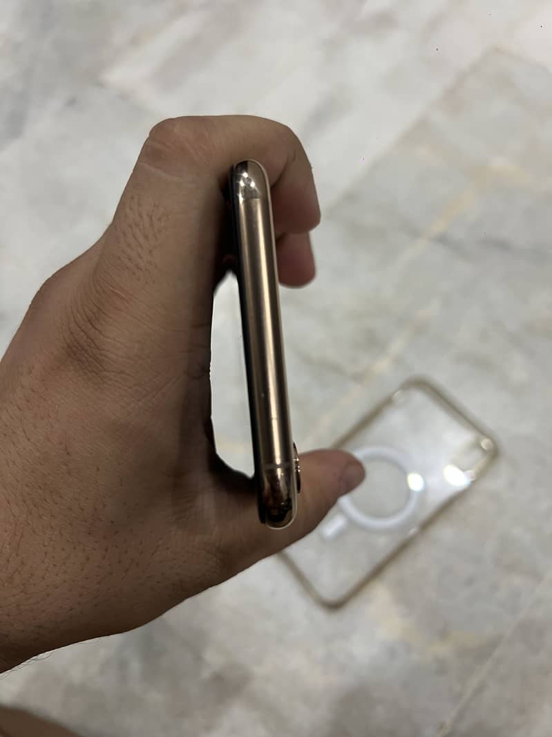 Apple iPhone XS Max 4