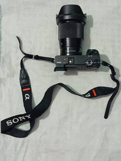 Sony A 6400 4K . . . Lens 16/50 . . . . . Lens sigma 16MM 1.4 . . . . Moza Air 2