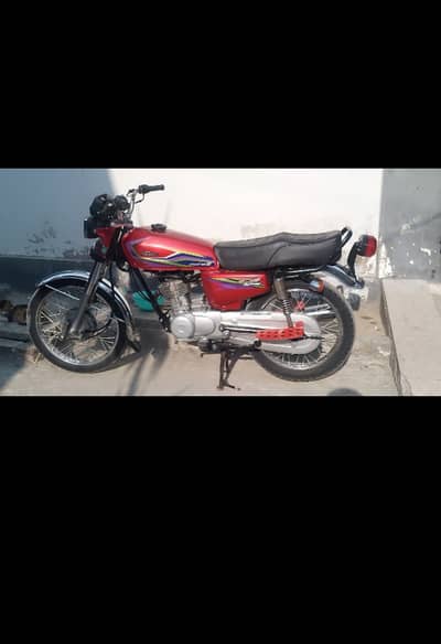 Honda cg125 2017 urgent sale 03320492520price negotiable.