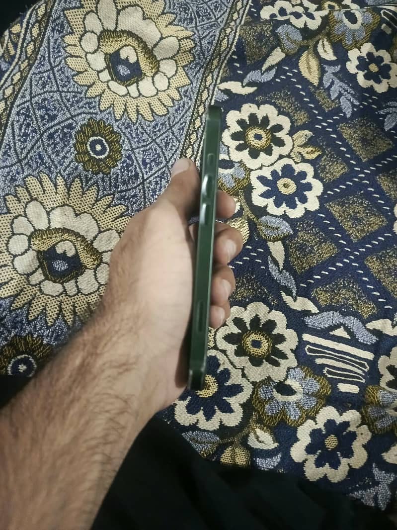 Apple iPhone 13 5