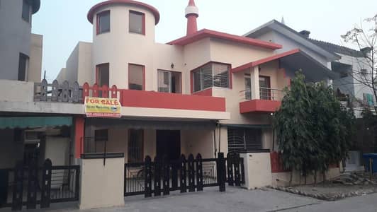 House for rent as silent Professional Office in front of the market