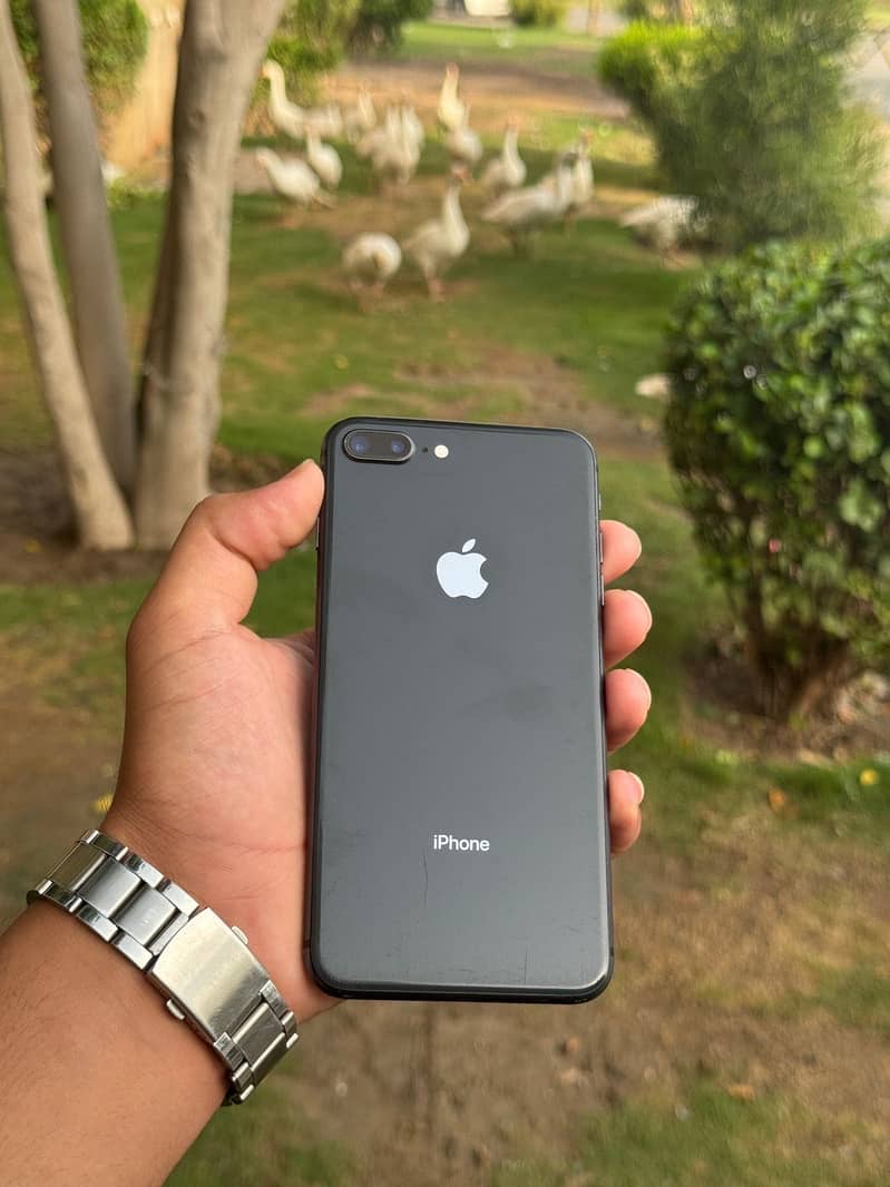 Apple iPhone 8 Plus 1