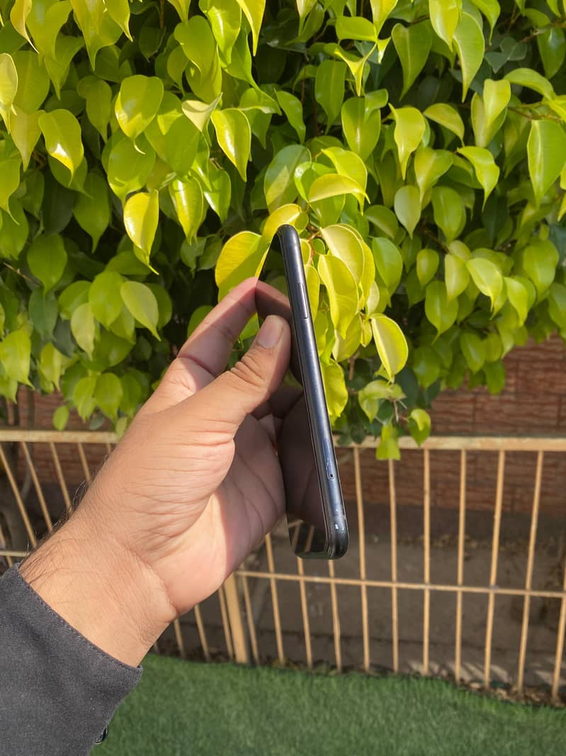iPhone XR 4