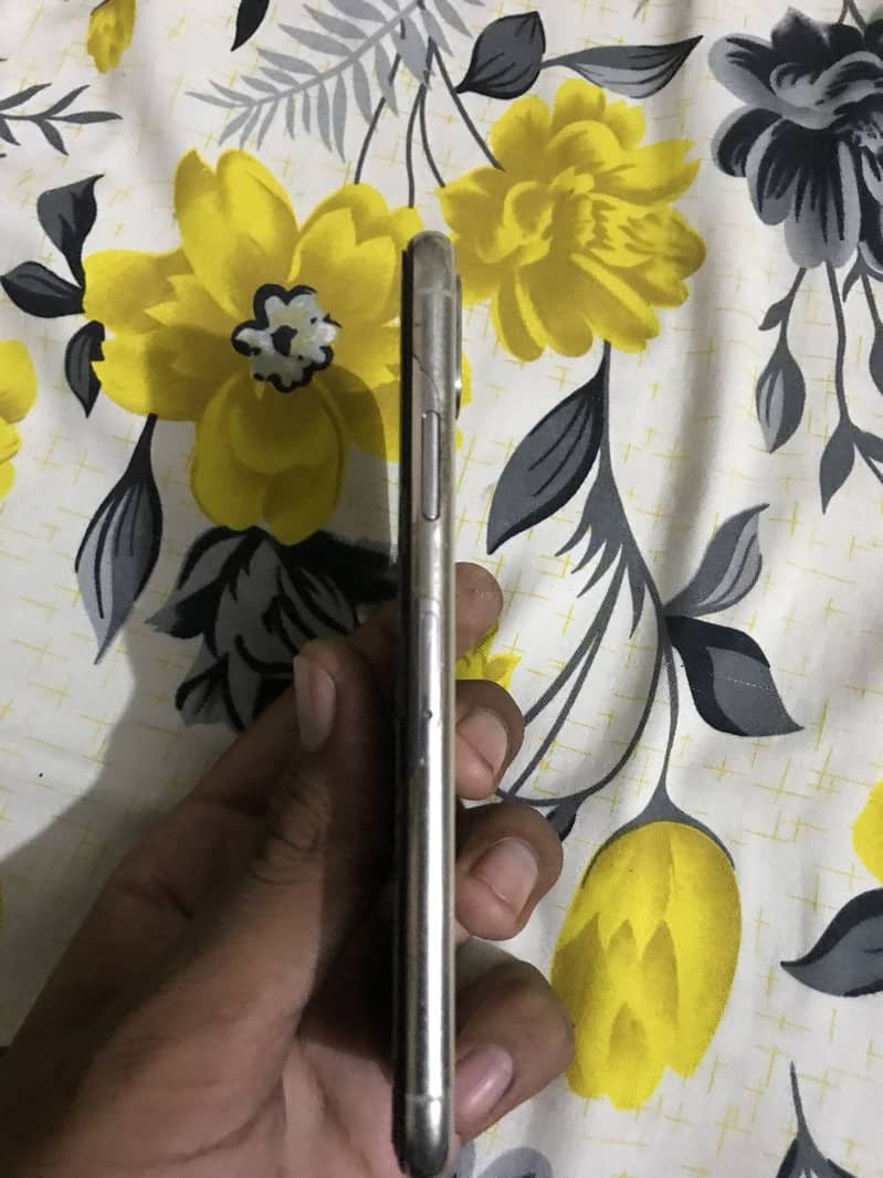 Apple iPhone X 4