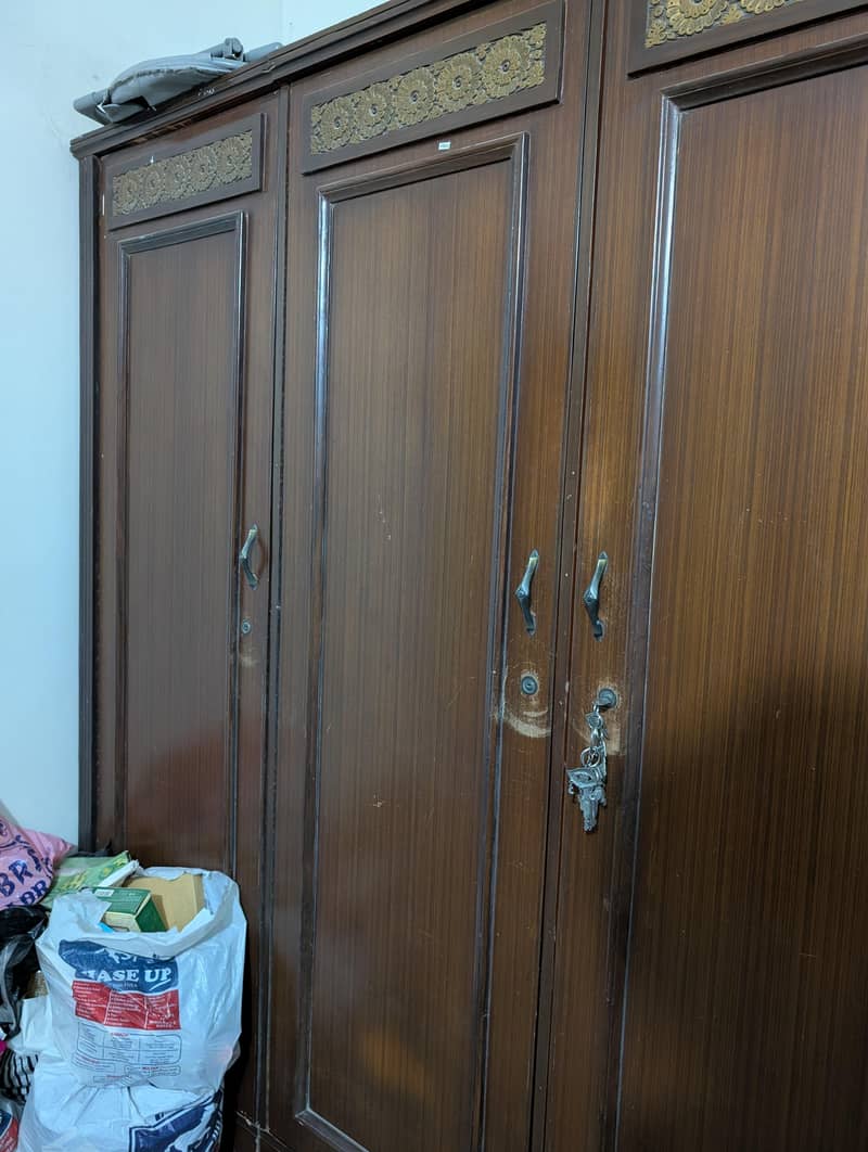 3 door Wardrobe 0