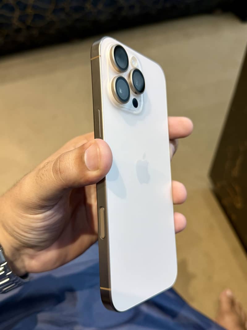 Apple iPhone 16 Pro Max 0