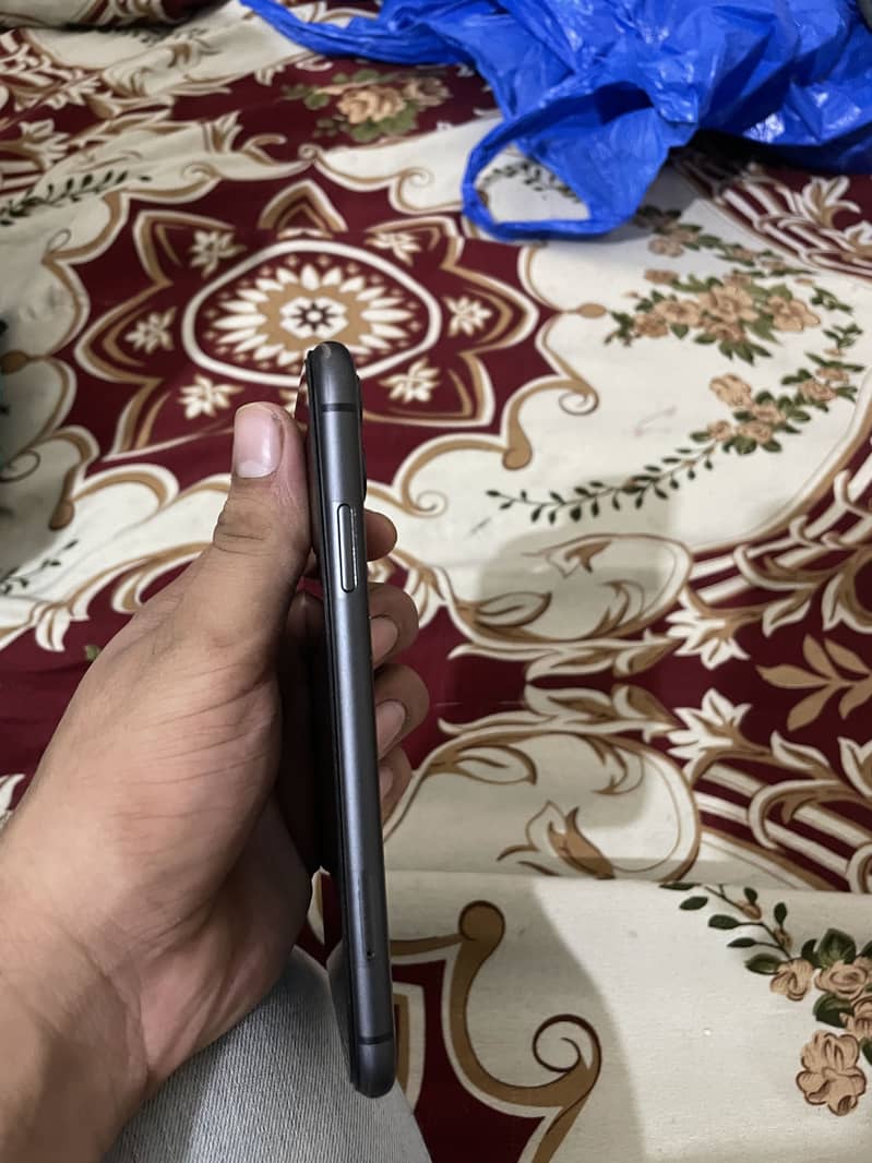Apple iPhone 11 4