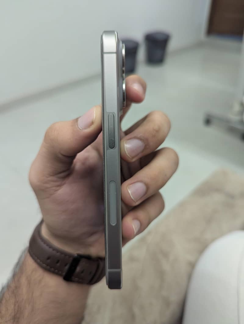 Apple iPhone 15 Pro 4