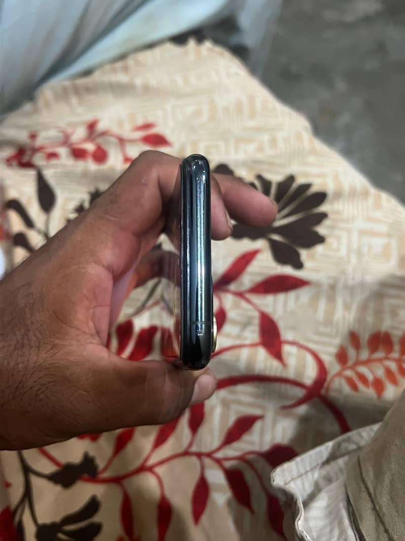 Apple iPhone 11 Pro 4