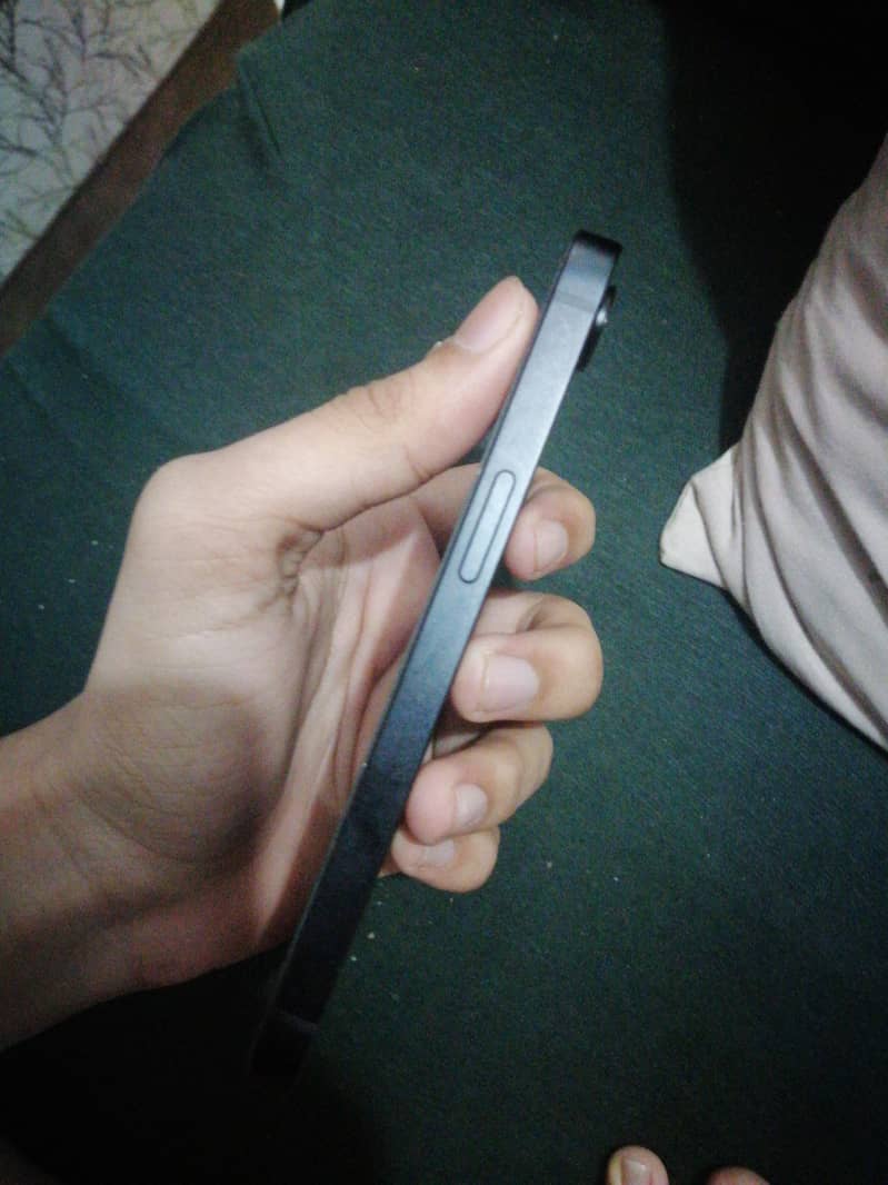 iPhone 16e jv 3