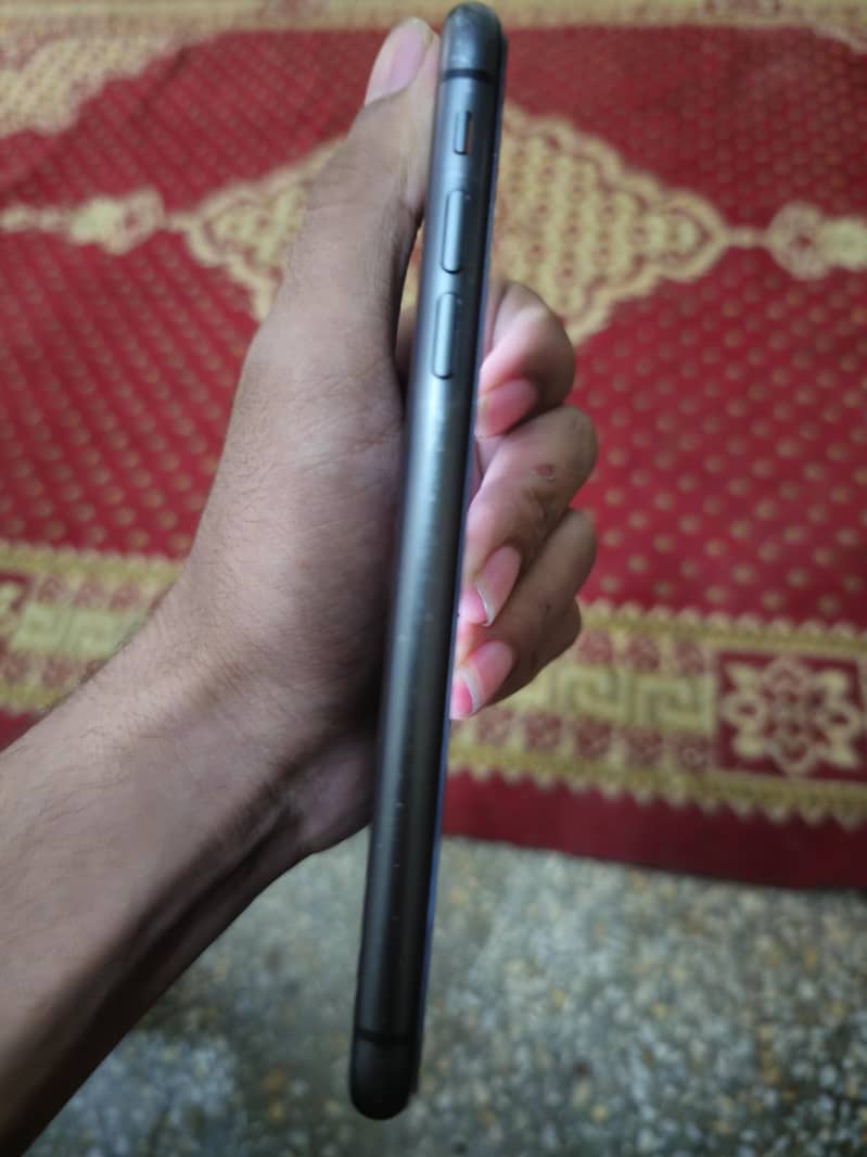 Apple iPhone 11 4