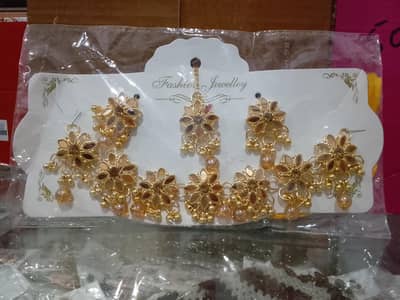 Golden Flower choker Necklace set with Earrings and Teeka
