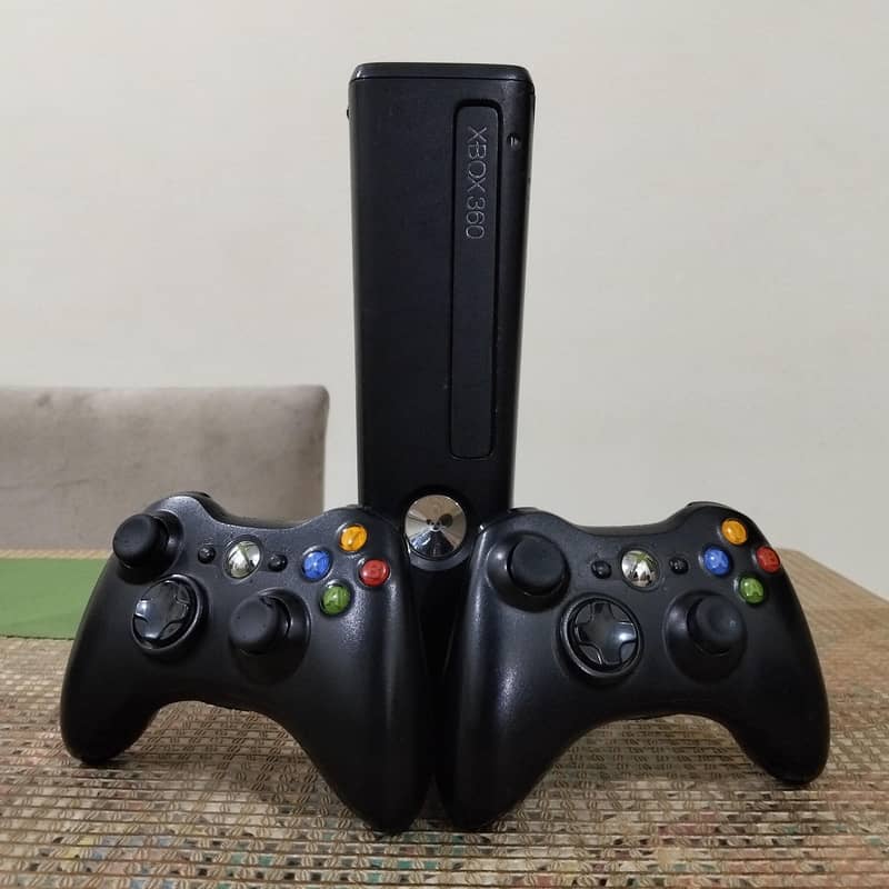 Xbox 360 slim with 2 controllers 0
