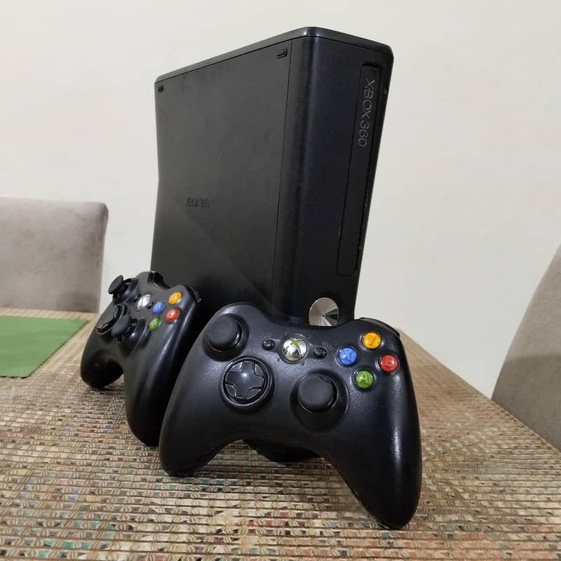 Xbox 360 slim with 2 controllers 2