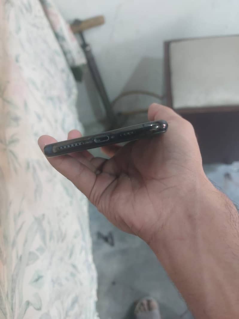 Apple iPhone XS Max 1