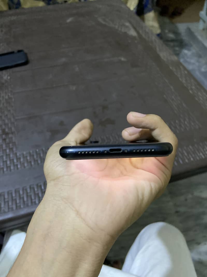 Apple iPhone XR 7