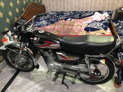 honda 125 2024 black (MAY) Lahore registered Like new condition