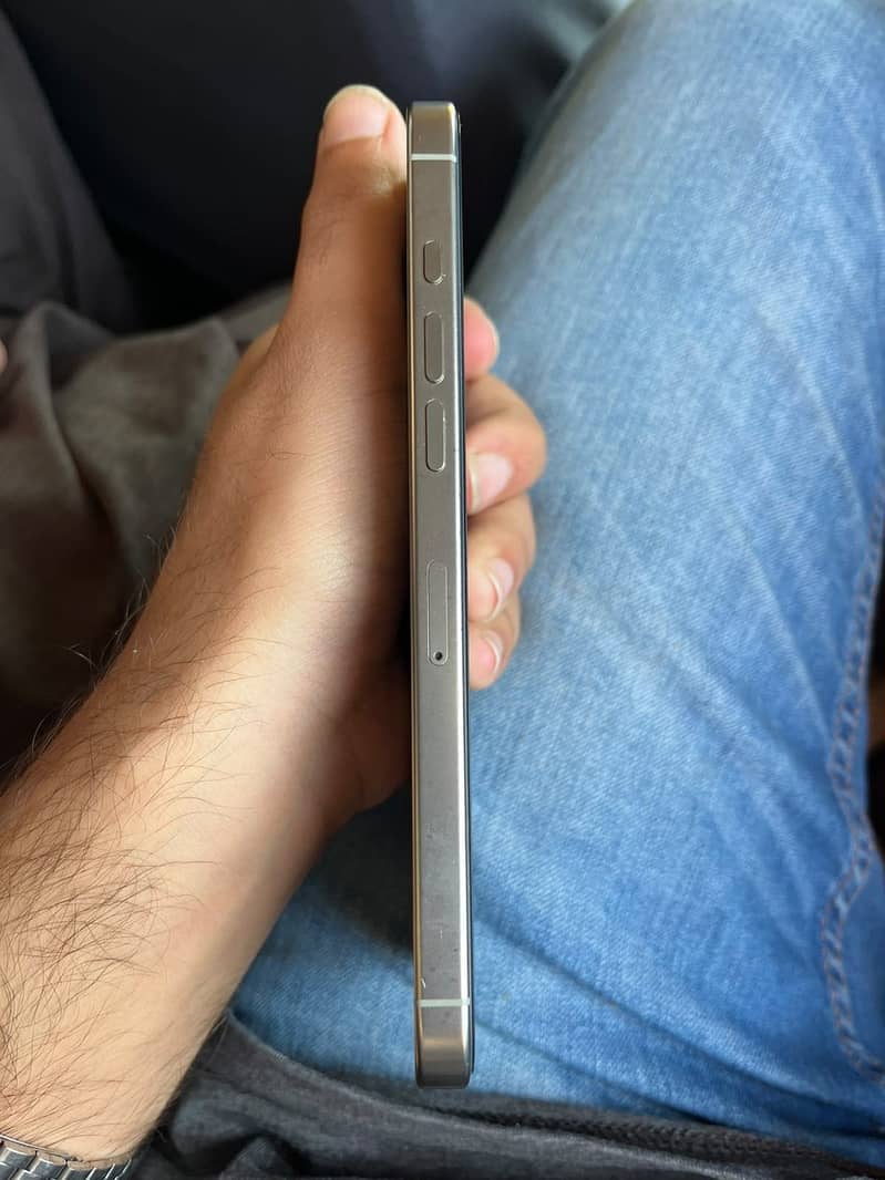 Apple iPhone 16 Pro Max 4