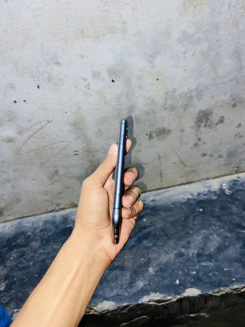 Apple iPhone 11 4