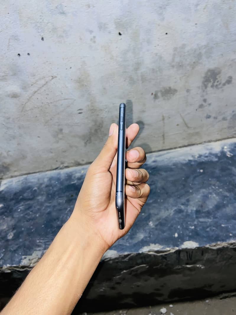 Apple iPhone 11 7