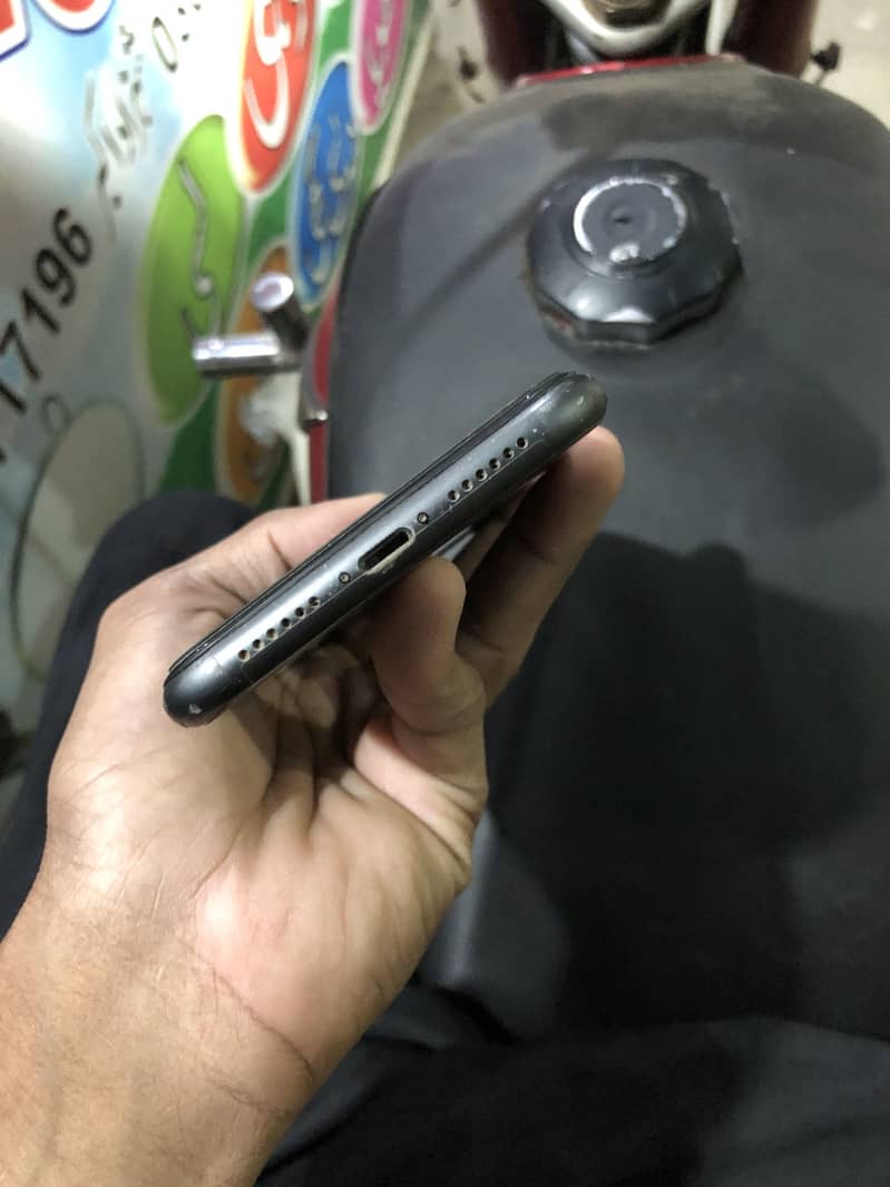 Apple iPhone 11 4