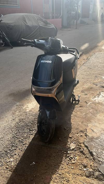 REVOO ELECTRIC SCOOTY.