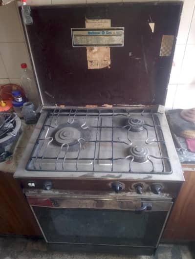 Gas Oven with 3 burner. .