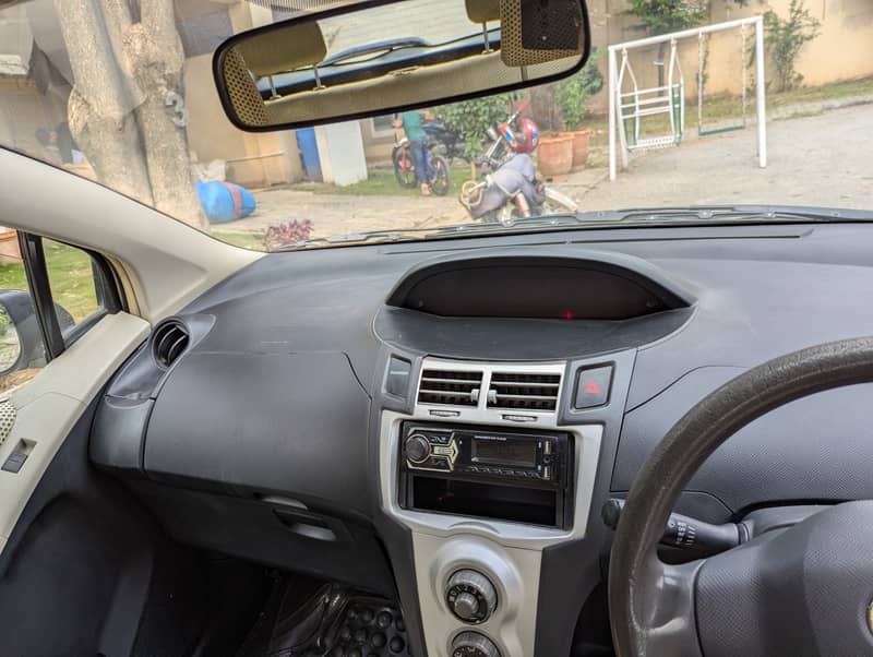 Toyota Vitz 2011 6