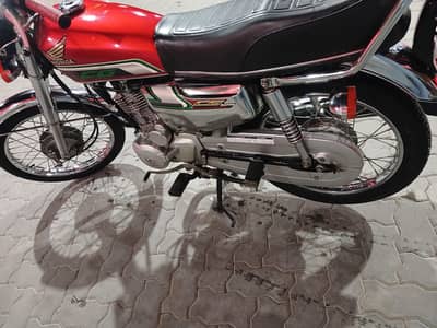 125 self start almost brand new bohat kam chale hai, urgent sale karni