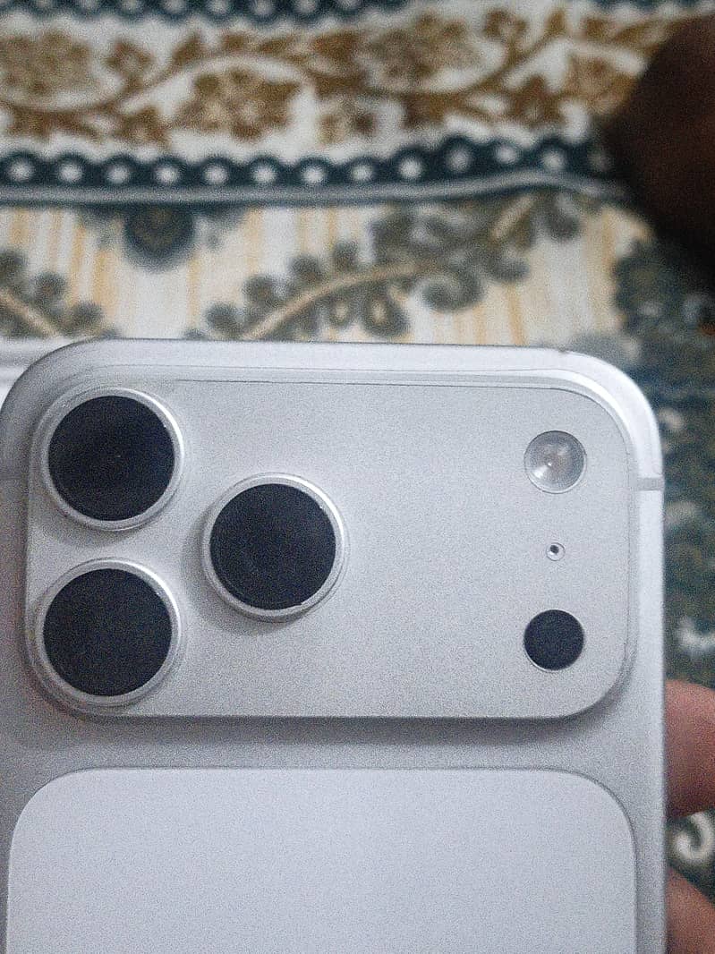 iPhone 17 pro Max 4