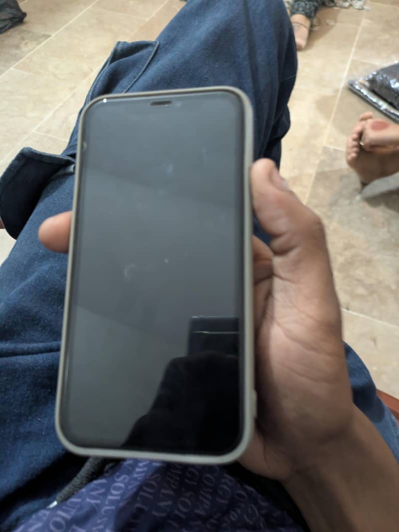 Apple iPhone 11 4