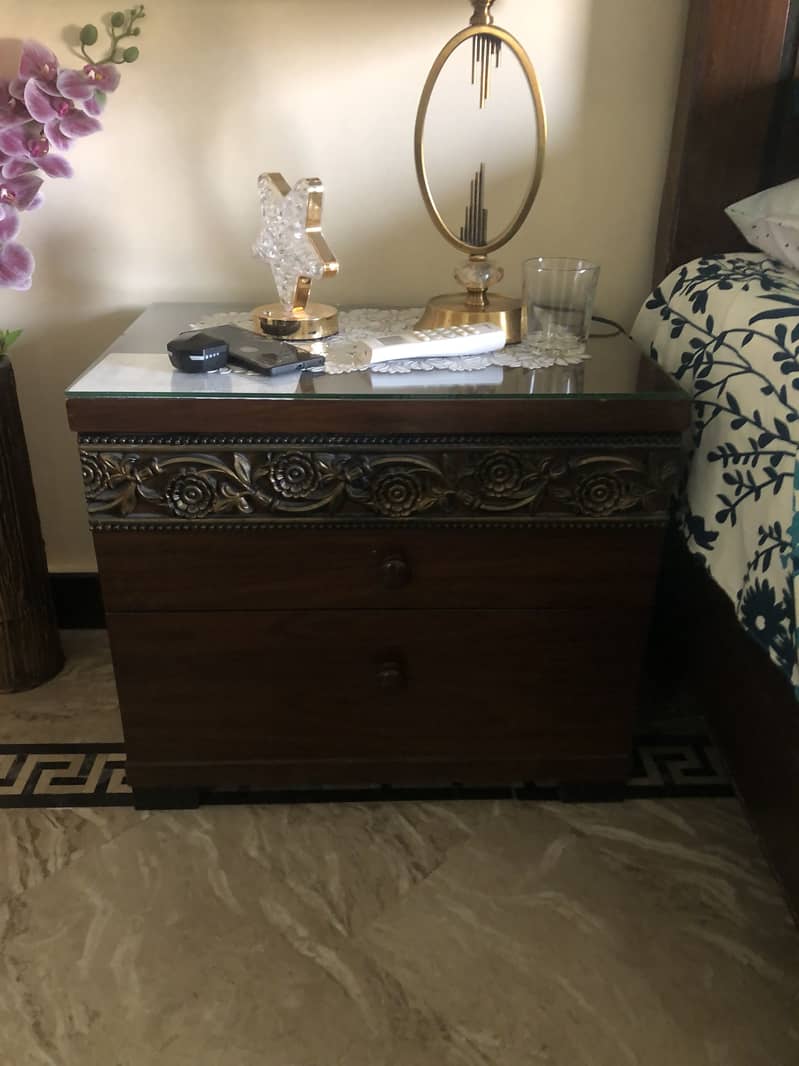 Bed Set Complete With Side Table & Dressing 2