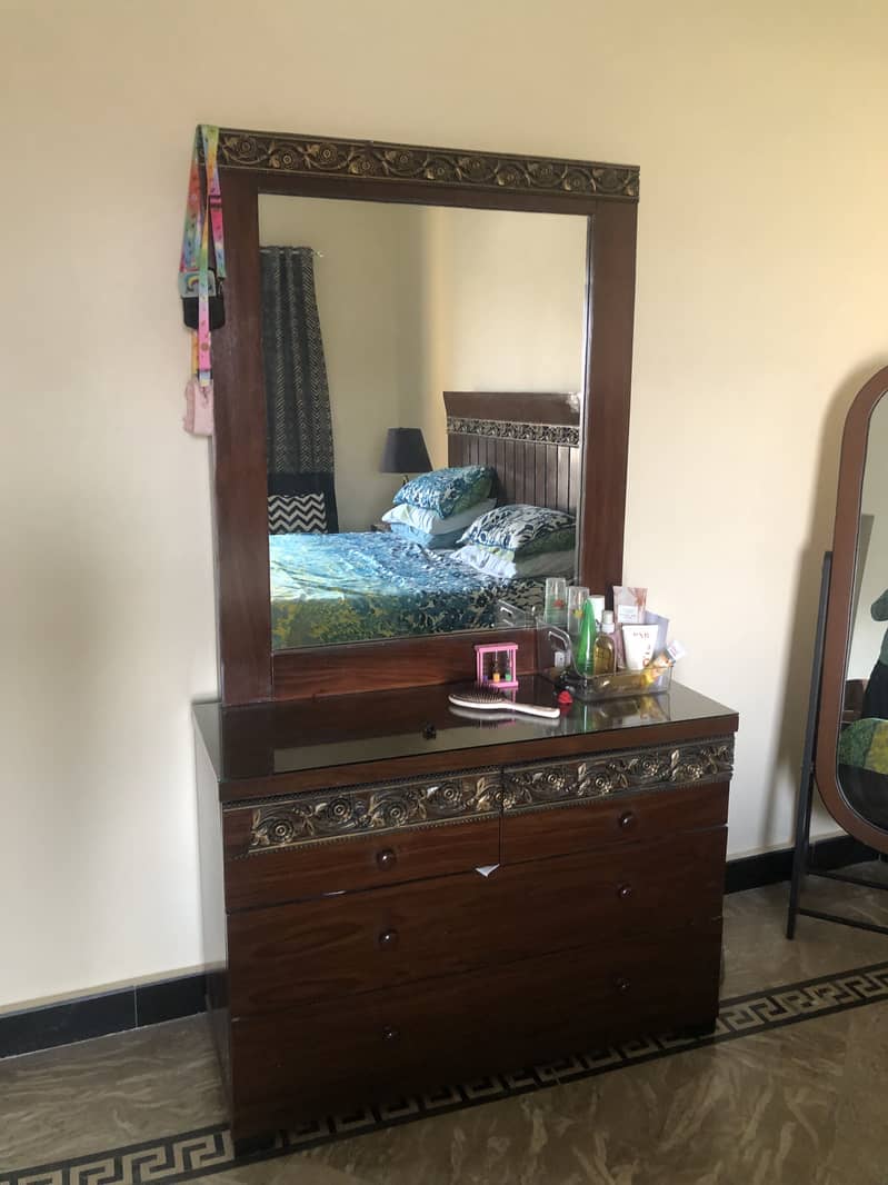 Bed Set Complete With Side Table & Dressing 3