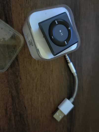 iPod shuffle 4th gen with box