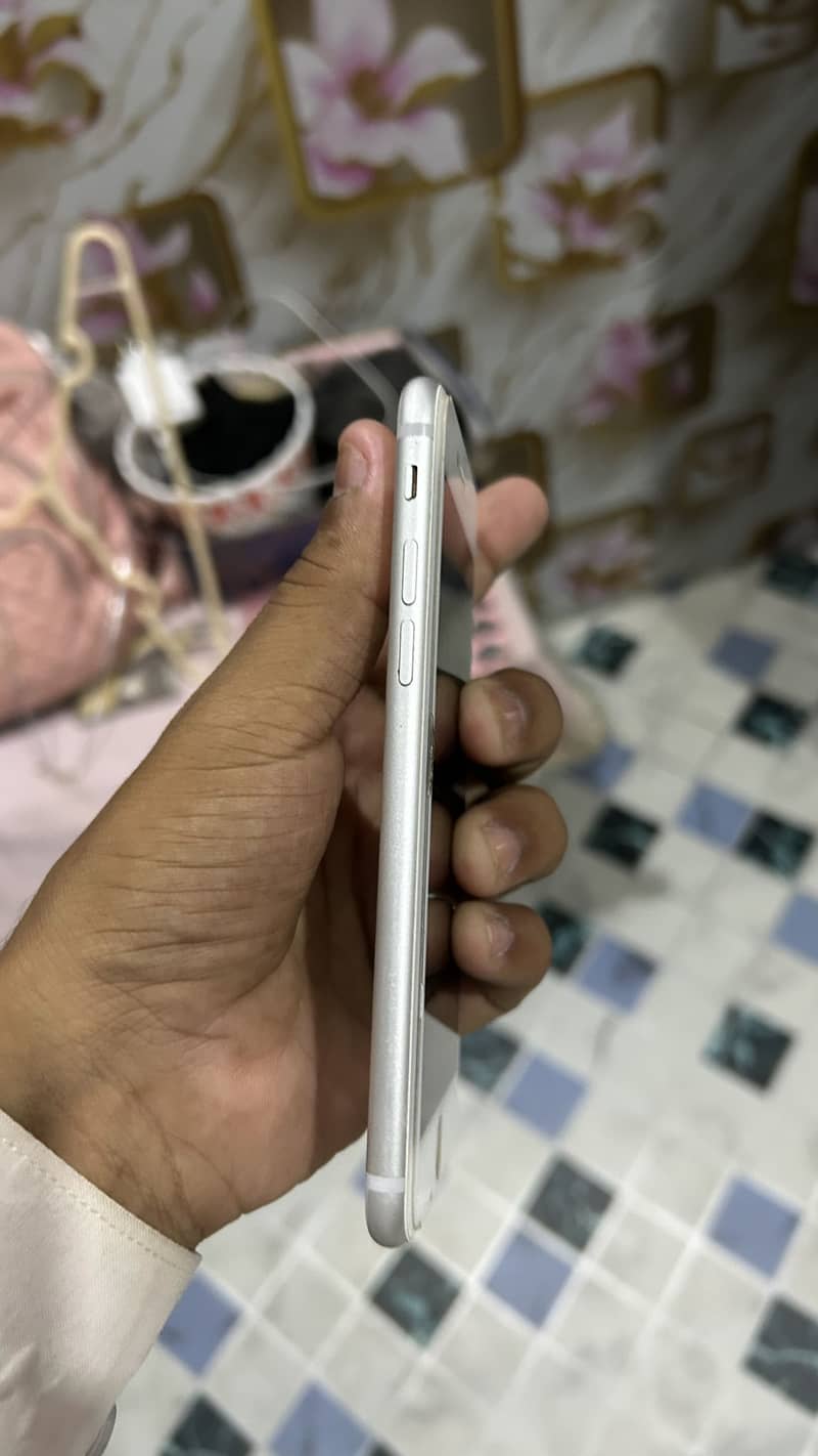 Apple iPhone 7 0