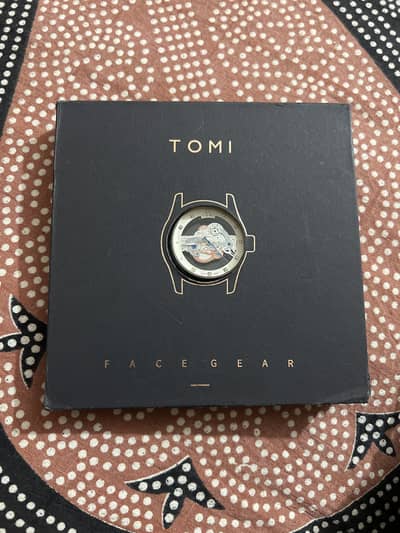 Tomi face gear with two straps 10by 10 condition