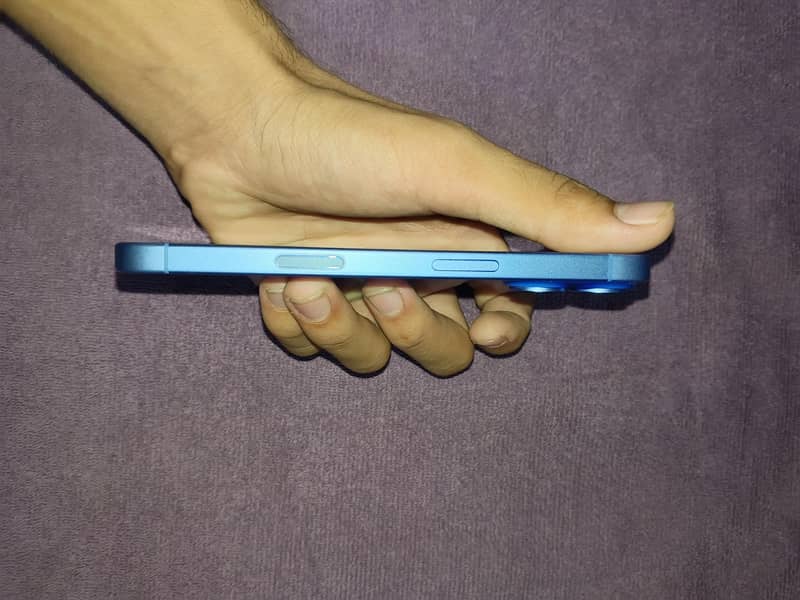 Apple iPhone 16 5