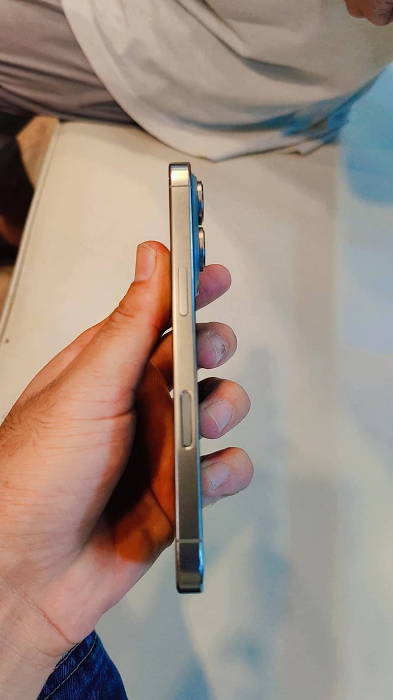Apple iPhone 16 Pro 2