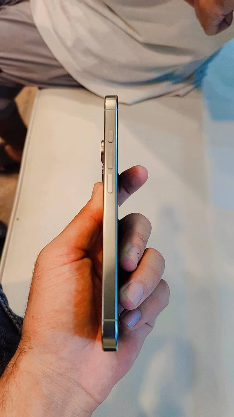 Apple iPhone 16 Pro 3
