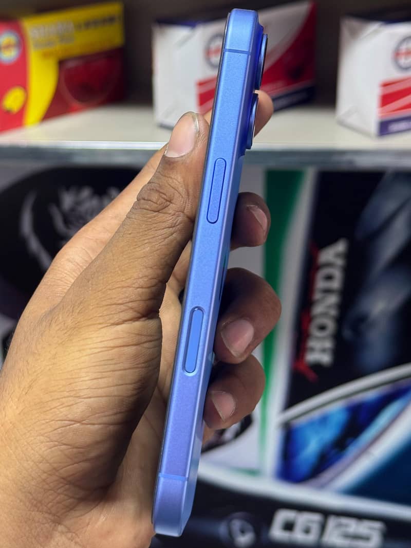 Apple iPhone 16 3