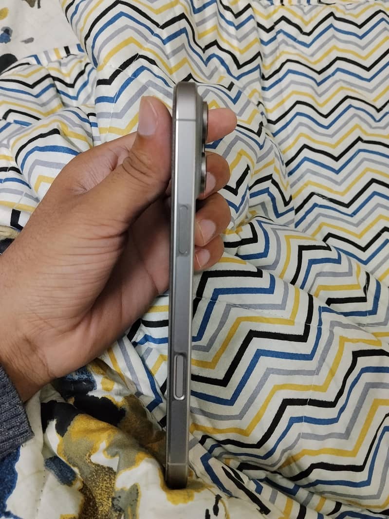 Apple iPhone 16 Pro Max 2