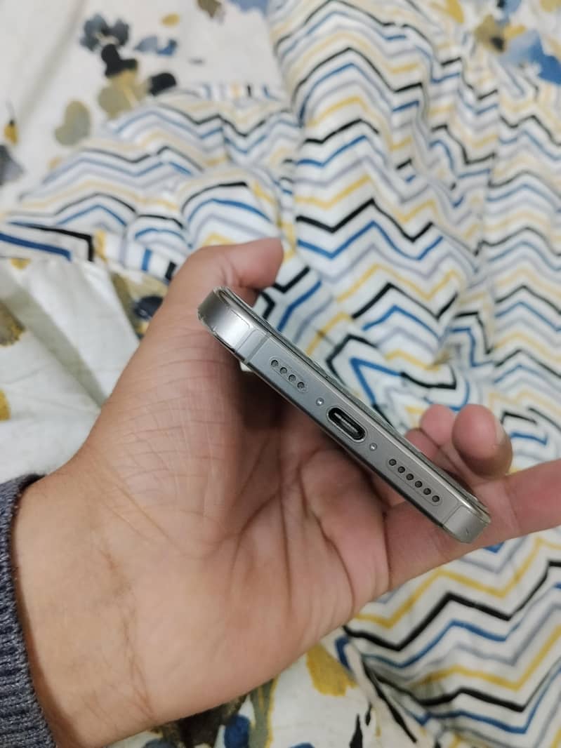 Apple iPhone 16 Pro Max 10
