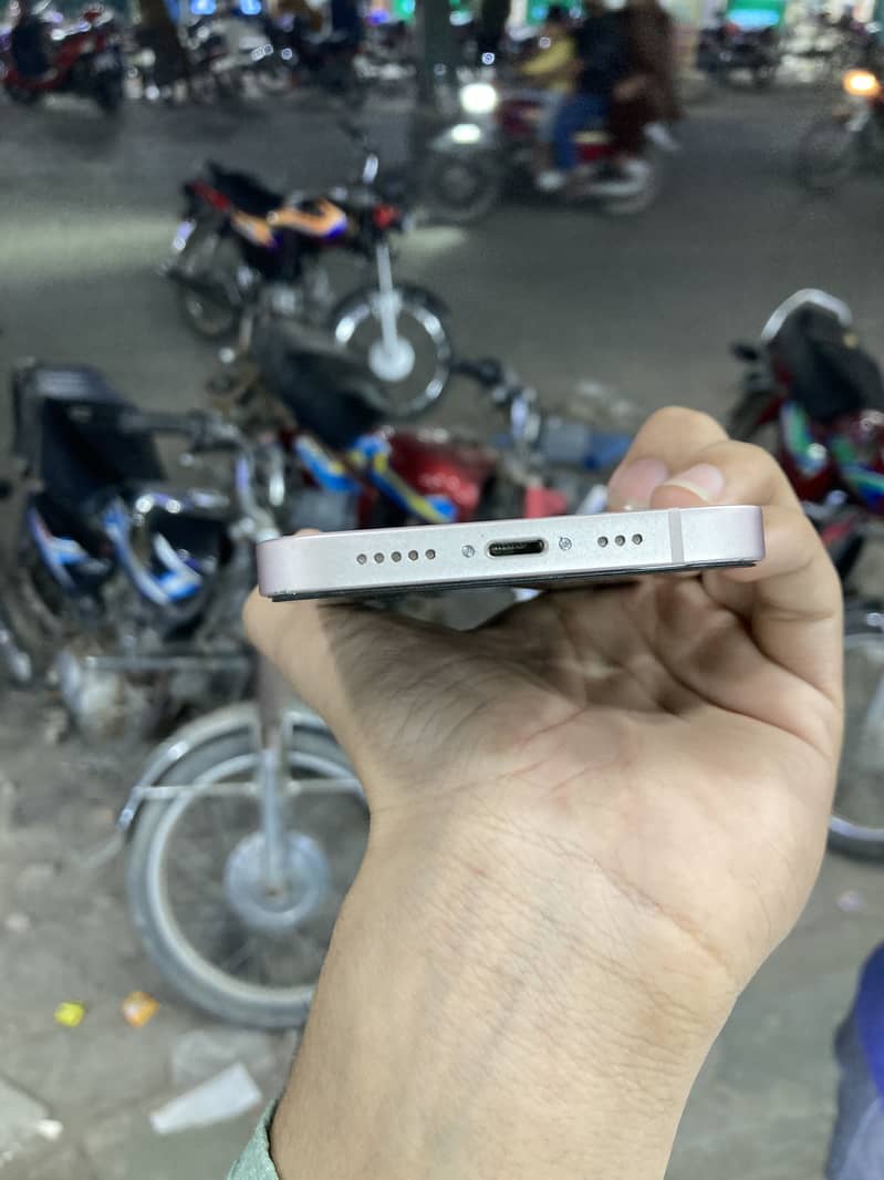 Apple iPhone 13 4