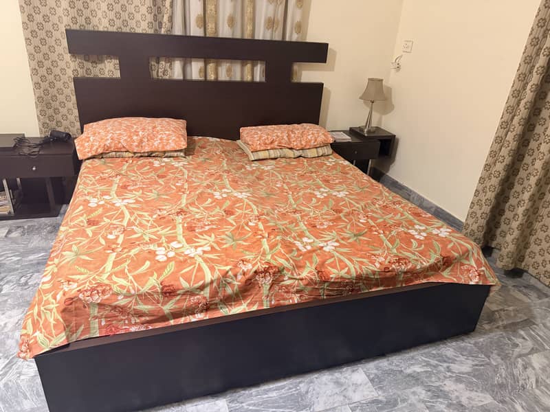 Queen size bed 0