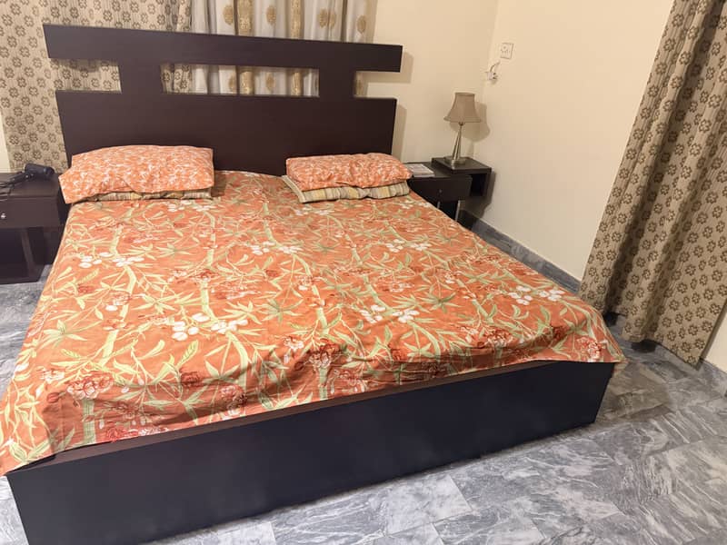 Queen size bed 1