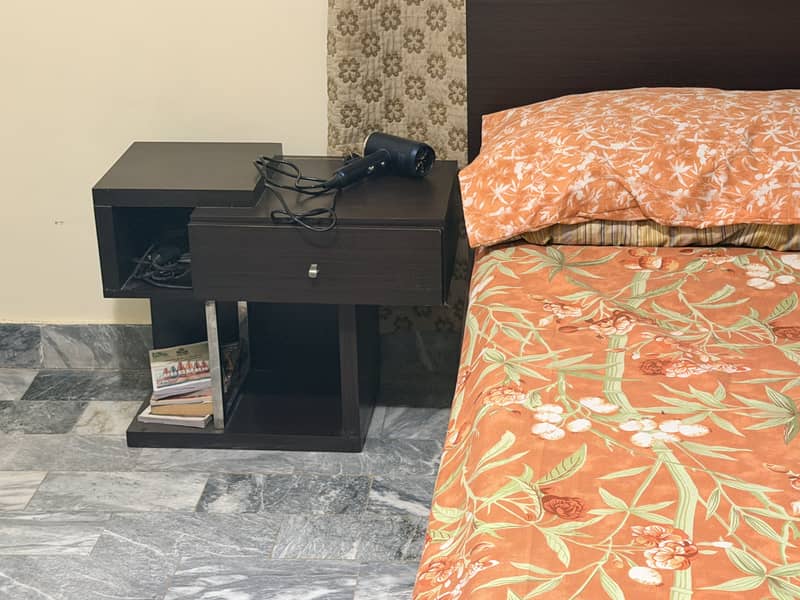 Queen size bed 2