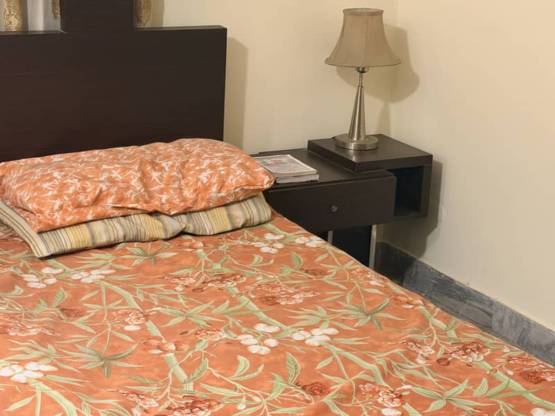 Queen size bed 3