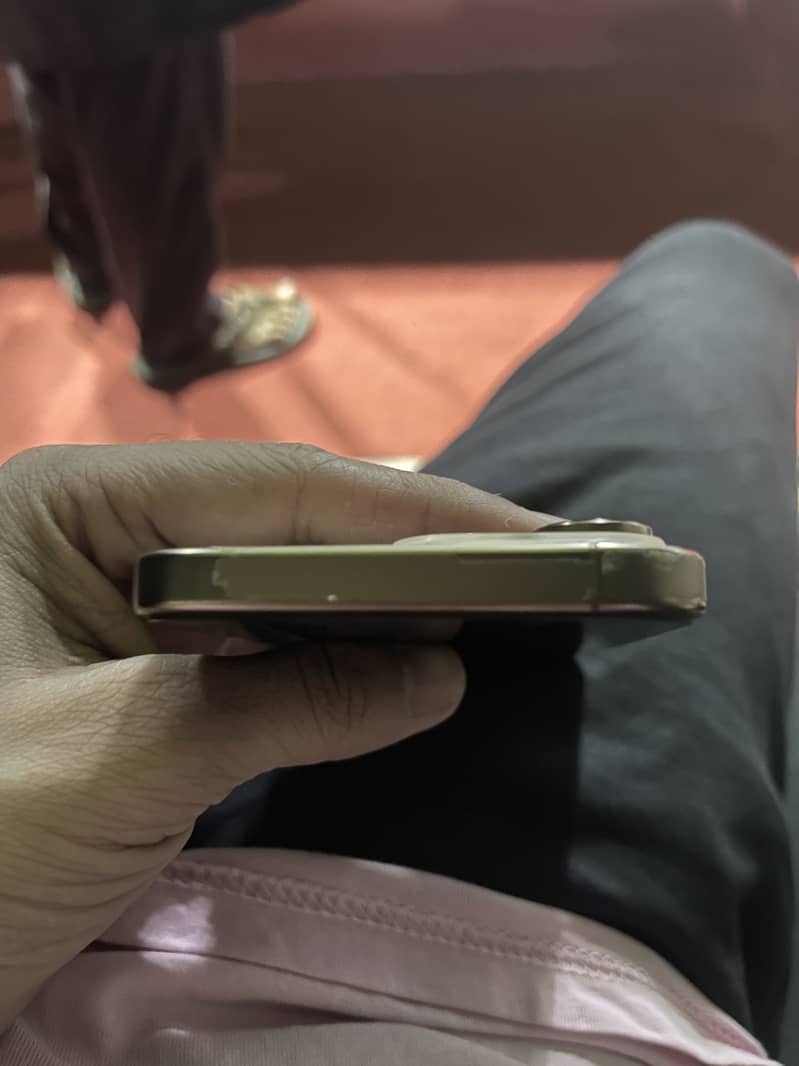 Apple iPhone 16 Pro Max 0