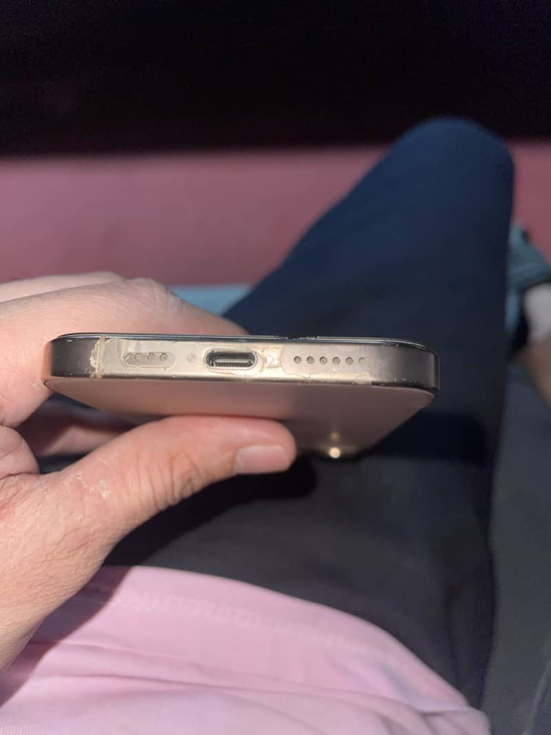 Apple iPhone 16 Pro Max 9